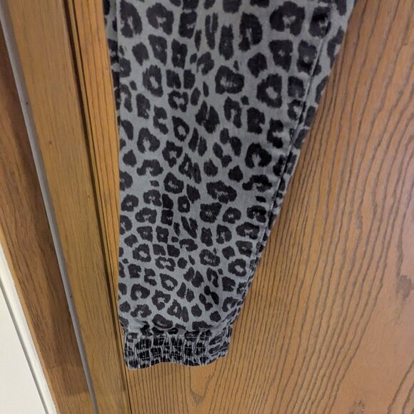 Celebrity Pink Juniors Cheetah Gray Elastic Waist Zip Pocket Joggers-Size S - Picture 3 of 5